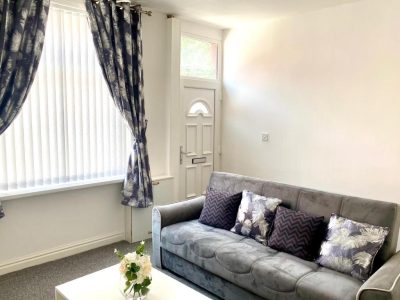 Welcome to Cosy Cheerful, your inviting 2-bedroom retreat in the heart of Manchester. This bright and homely apartment offers the ideal base to relax, recharge, and explore the city’s vibrant culture, shops, and attractions.

Step inside and enjoy a thoughtfully furnished space designed for comfort, featuring a cozy living area, fully equipped kitchen, and two welcoming bedrooms with fresh linens. Whether you’re visiting for a city break, family trip, or business stay, you’ll feel right at home.

Wake up ready to explore Manchester’s buzzing neighborhoods, enjoy a stroll through nearby parks, or spend the day discovering the city’s iconic landmarks before unwinding in your cheerful haven.

What We Offer:
Prime location in Manchester near transport links

Free Wi-Fi & Smart TV

Modern kitchen with all essentials

Fresh linens & towels provided

Self check-in for your convenience

Managed by Decent Properties – dedicated to comfort, cleanliness, and quality stays

Nearby:
7 mins – Manchester Piccadilly Station

5 mins – Northern Quarter (cafés, bars & shops)

8 mins – Manchester Arndale Shopping Centre

10 mins – Etihad Stadium

12 mins – Manchester Museum

15 mins – Old Trafford Stadium